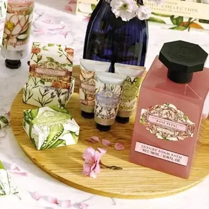 סט מתנה Somerset Body Care Rose Petals ג'ל רחצה, קרם ידיים וקרם גוף